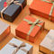 Caja de empaquetado rígida del regalo anaranjado de la caja de cartón de la capa ULTRAVIOLETA del FSC con la cinta